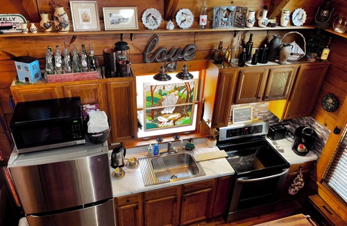 Franklin Cabin | CharMing 2-BeD CoZy CaBin w-WiFi, AC & FiRe PlaCe, CenTraL to 3 LoCal MTN.Towns