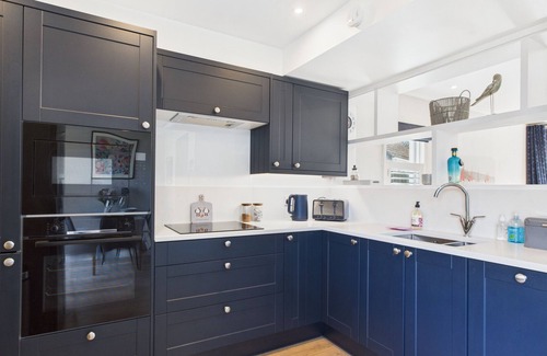 Yarmouth Ski Chalet | Charming 2-Bed Family Cottage Your West Bay Retreat