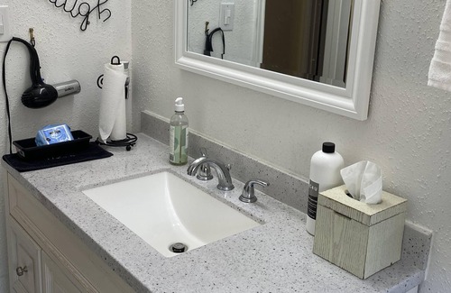 Quail Valley House | Charming 2 bed House sleeps up to 4 people. 1 Free Parking space in driveway.