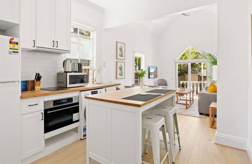 Balmain Apartment | Charming 2-Bed Inner City Cottage near Shops