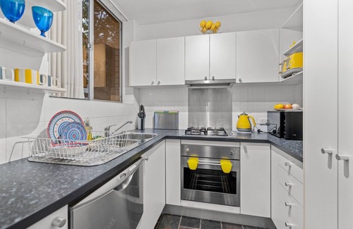 Ascot Apartment | Charming 2-Bed Terrace in Prestigious Ascot