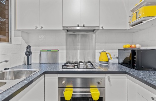 Ascot Apartment | Charming 2-Bed Terrace in Prestigious Ascot