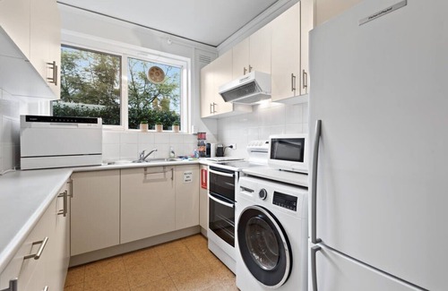 Prahran Apartment | Charming 2-Bed Unit Minutes From Albert Park