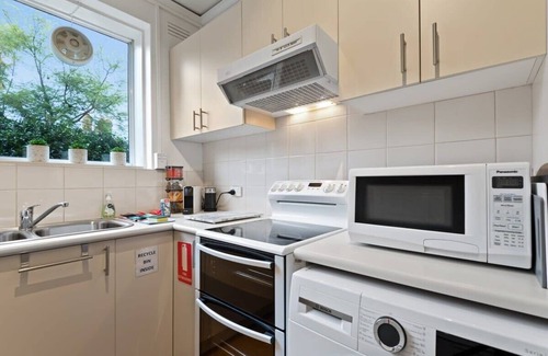 Prahran Apartment | Charming 2-Bed Unit Minutes From Albert Park