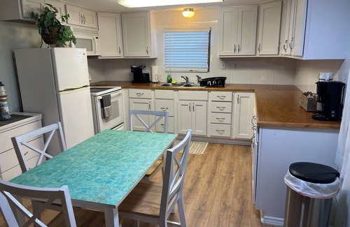 Diplomat House | Charming 2-bedroom mobile home with AC, WiFi in North Fort Myers