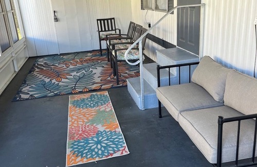 Diplomat House | Charming 2-bedroom mobile home with AC, WiFi in North Fort Myers