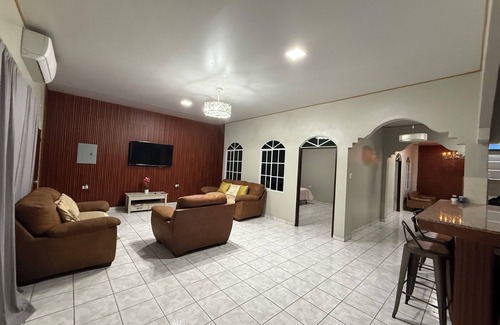 Nueva Concepcion House | Charming 2-bedroom house with AC, WiFi in enjoyable Cantón Quitasol