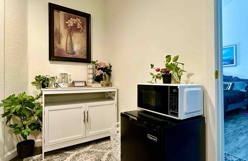 Santa Ana House | Charming 2 bedroom separate entrance in a house! Fountain Valley, 15 min Disney