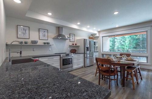 Government Camp Condo | Charming 2-bedroom condo with WiFi, AC in brilliant Government Camp