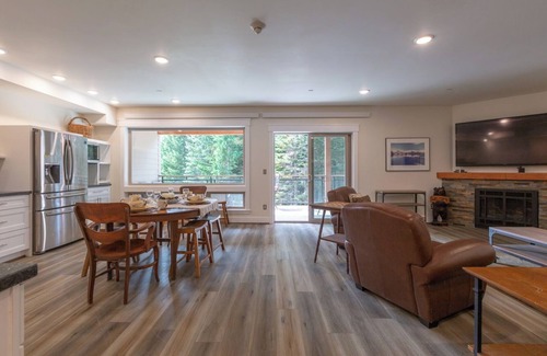 Government Camp Condo | Charming 2-bedroom condo with WiFi, AC in brilliant Government Camp