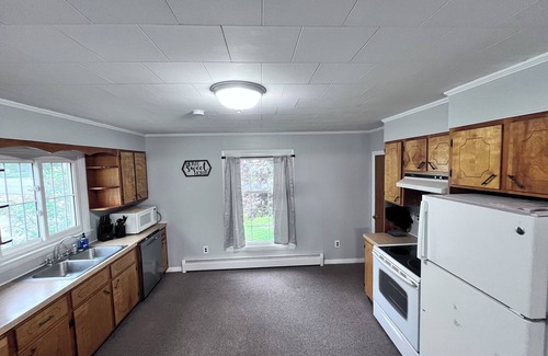 North Jay Apartment | Charming 2-bedroom apartment in enchanting Livermore Falls with WiFi