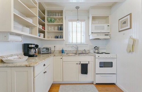 Matunuck Cottage | Charming 2-bedroom cottage in South Kingstown with WiFi, AC