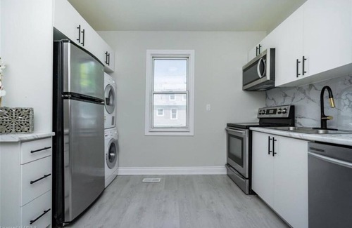 St. Catharines House | Charming 2-bedroom house with AC, WiFi in fabulous St. Catharines