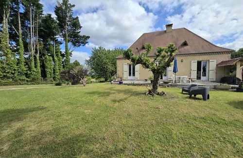 Saint-Chamassy Cottage | Charming 2-Bedroom House with Garden, Terrace, Baby Equipment, Near Historical Sights