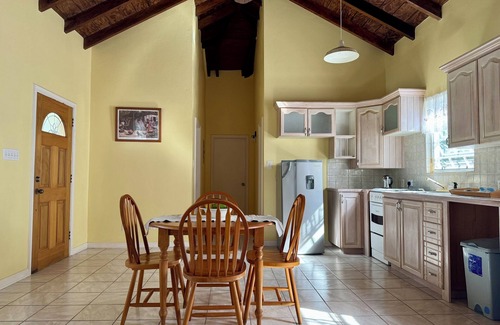 Cotton Ground Cottage | Charming 2-bedroom Guest house- an 18 minute walk from the beach