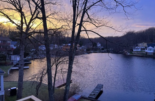 Andover House | Charming 2-bedroom Lakehouse with Fishing Dock, AC, WiFi in nice Byram Township