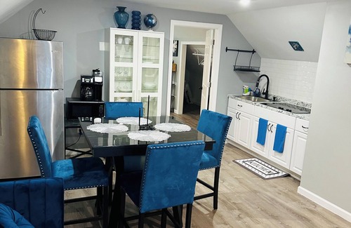 Orange Apartment | Charming 2-bedroom apartment with WiFi, AC in City of Orange