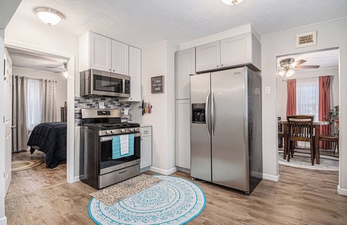 Council Bluffs House | Charming 2-bedroom bungalow in lovely West Council Bluffs with WiFi, AC