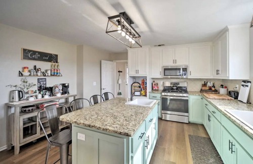 Fredericksburg Other | Charming 2-bedroom farmhouse in fantastic Fredericksburg with mountaintop views!