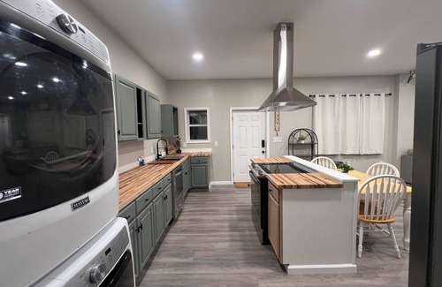 Hendersonville Apartment | Charming 2-bedroom apartment in lovely Hendersonville with AC, WiFi