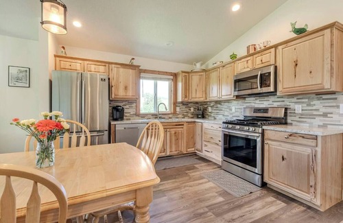 Horseshoe Bend House | Charming 2-bedroom house on the Payette River in tranquil Horseshoe Bend