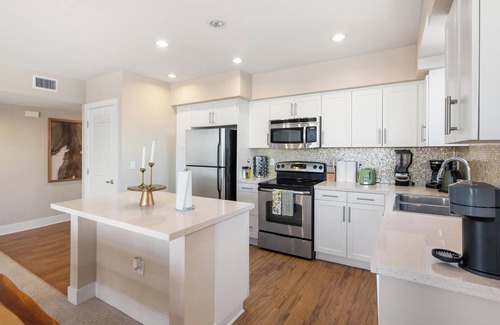 Playa Del Rey Apartment | Charming 2-bedroom apartment with fitness room, WiFi in Marina del Rey