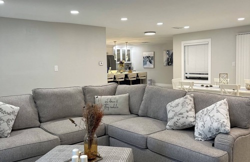 Tarpon Springs House | Charming 2-bedroom house with AC and WiFi in enjoyable Tarpon Springs