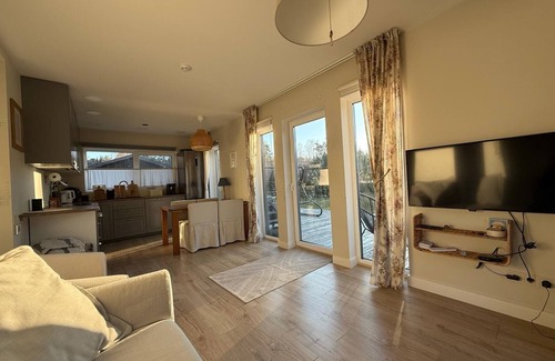 Skulte House | Charming 2-bedroom house with WiFi, AC in lovely Zvejniekciems
