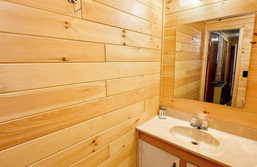 Mackinaw City Cottage | Charming 2-bedroom pet friendly cottage, right by ferry in Mackinaw City.
