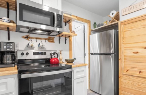 Vancleave House | Charming 2-bedroom house near boat launch and water with WiFi in Vancleave