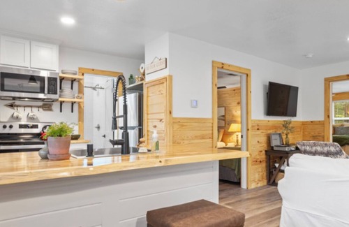 Vancleave House | Charming 2-bedroom house near boat launch and water with WiFi in Vancleave