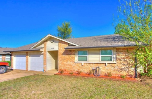 South Oklahoma City House | Charming 2-bedroom house with WiFi, AC, Towels, Linens, washer/dryer.