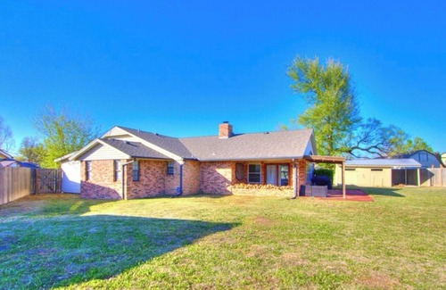South Oklahoma City House | Charming 2-bedroom house with WiFi, AC, Towels, Linens, washer/dryer.
