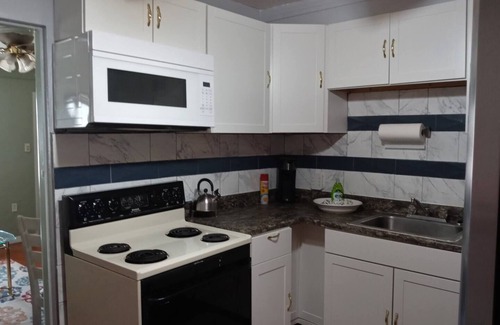 Pinellas Park Cottage | Charming 2-bedroom cottage in enjoyable Pinellas Park with AC, WiFi, and more