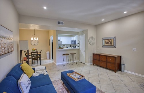 Valencia Condo | Charming 2-bedroom Condo in the Heart of Santa Clarita with Laundry, Smart TV