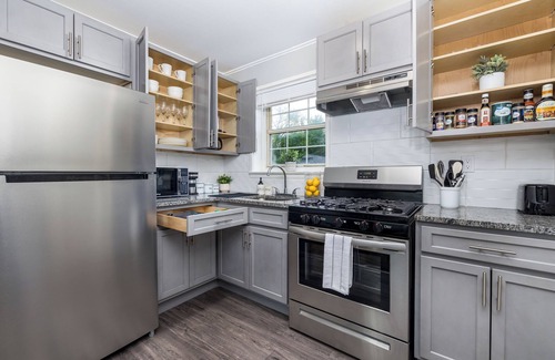 Newington Apartment | Charming 2-bedroom apartment with WiFi, AC in pleasant West Hartford