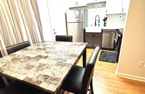 Crosstown Apartment | Charming 2-bedroom 1 bath apartment , WiFi in delightful downtown Memphis