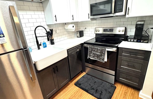 Crosstown Apartment | Charming 2-bedroom 1 bath apartment , WiFi in delightful downtown Memphis