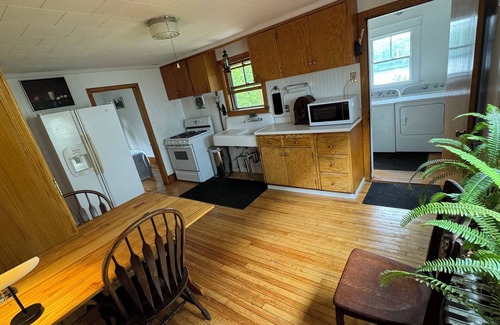 Auburn Apartment | Charming 2-bedroom 1930's apartment waterfront.