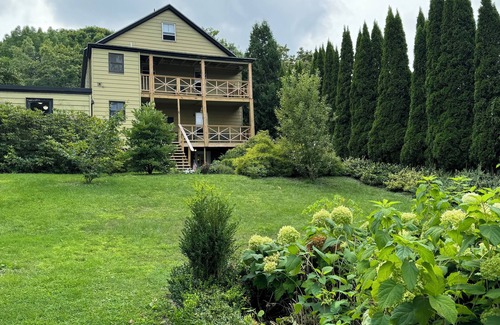Auburn Apartment | Charming 2-bedroom 1930's apartment waterfront.