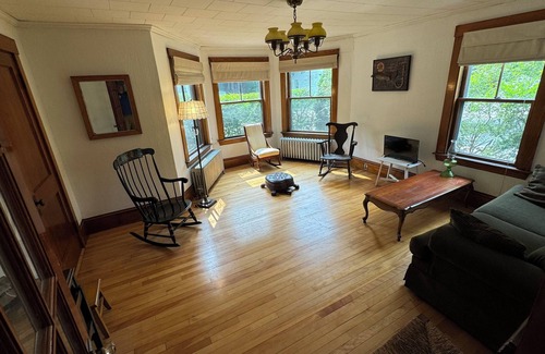 Auburn Apartment | Charming 2-bedroom 1930's apartment waterfront.