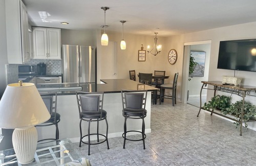 Gulf Gate Estates House | Charming 2 Bedroom 2 Bath Home in Lovely Gulf Gate - 4 miles to Siesta Key Beach