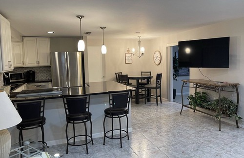 Gulf Gate Estates House | Charming 2 Bedroom 2 Bath Home in Lovely Gulf Gate - 4 miles to Siesta Key Beach