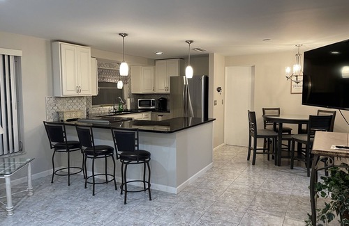 Gulf Gate Estates House | Charming 2 Bedroom 2 Bath Home in Lovely Gulf Gate - 4 miles to Siesta Key Beach