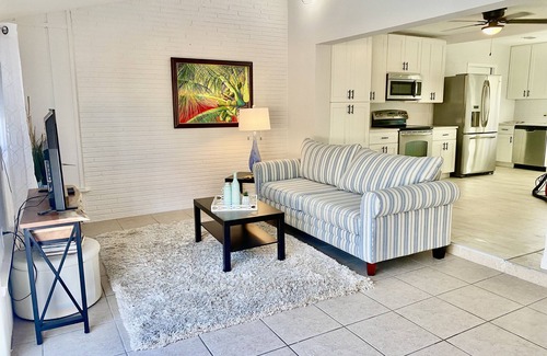 Sarasota House | Charming 2 bedroom 2 bathroom home with pool in Sarasota with central location.