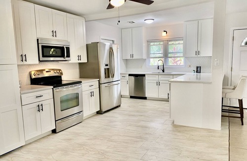 Sarasota House | Charming 2 bedroom 2 bathroom home with pool in Sarasota with central location.