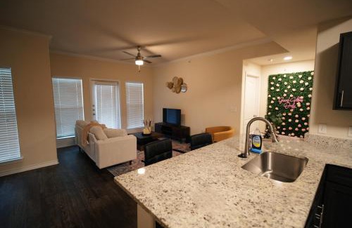 Sweetbriar Apartment | Charming 2 bedroom, 2 bath apartment