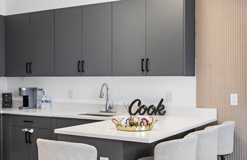 Bayonne House | Charming 2-bedroom , 2 min to train station to NYC