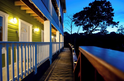 Half Moon Bay Apartment | Charming 2-bedroom, 3 bed apartment, AC, WiFi, free parking in lovely West End