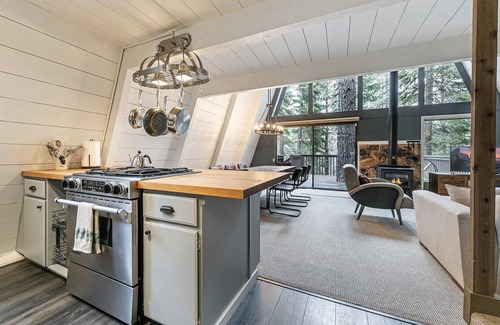 Truckee House | Charming 2-bedroom A Frame house in Tahoe Donner